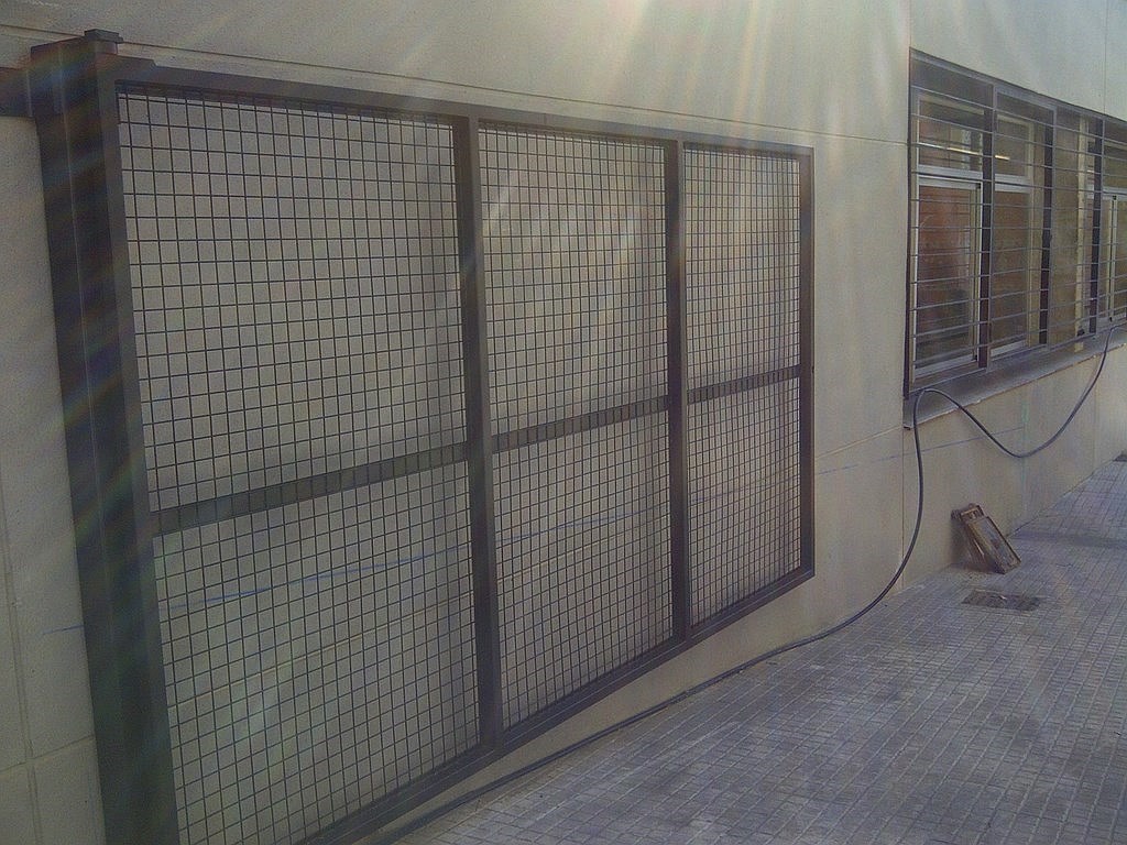 Pintura para cerrajeria exterior: puerta batiente. Barcelona
