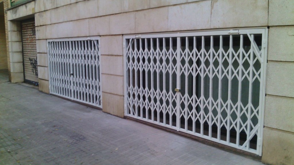 Pintura en cerrajeria exterior: verja, Barcelona