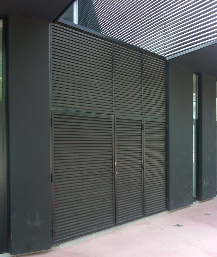 Pintura cerrajeria exterior en puerta de seguridad, Barcelona