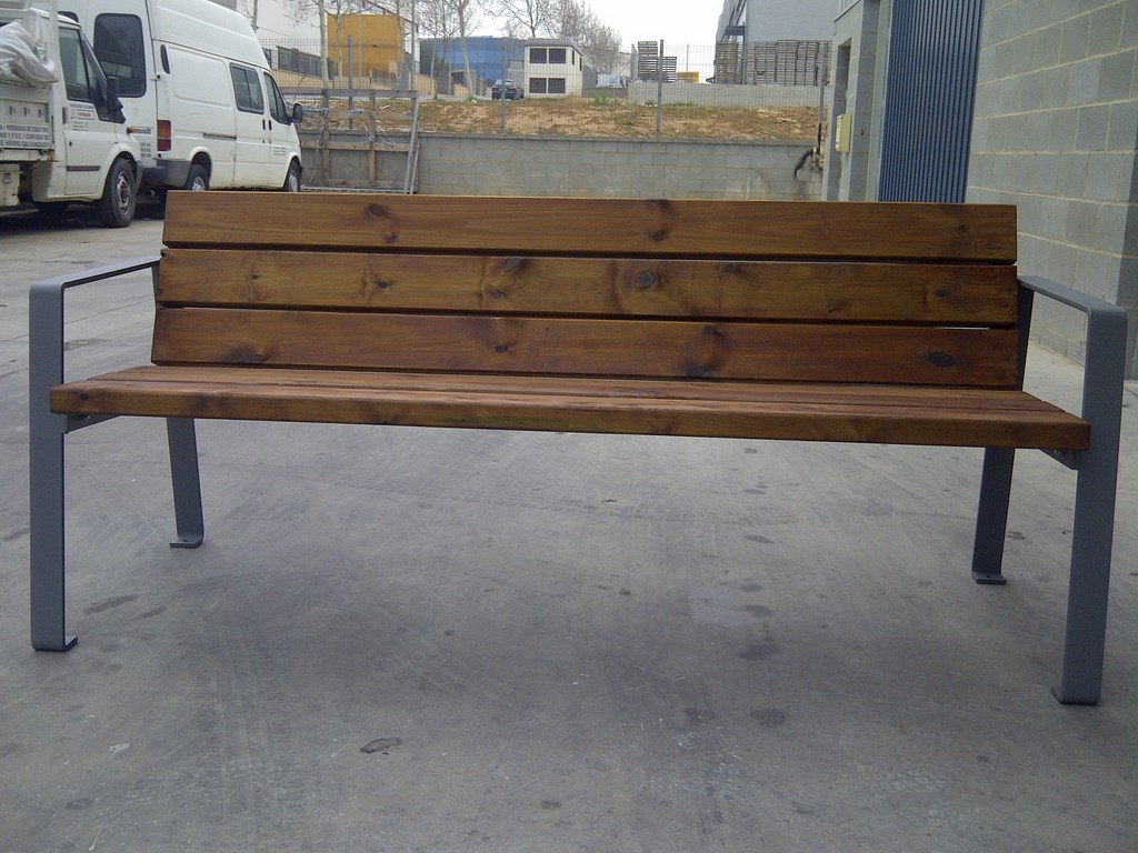 Pintura para tratamiento de madera en mobiliario urbano. Barcelona